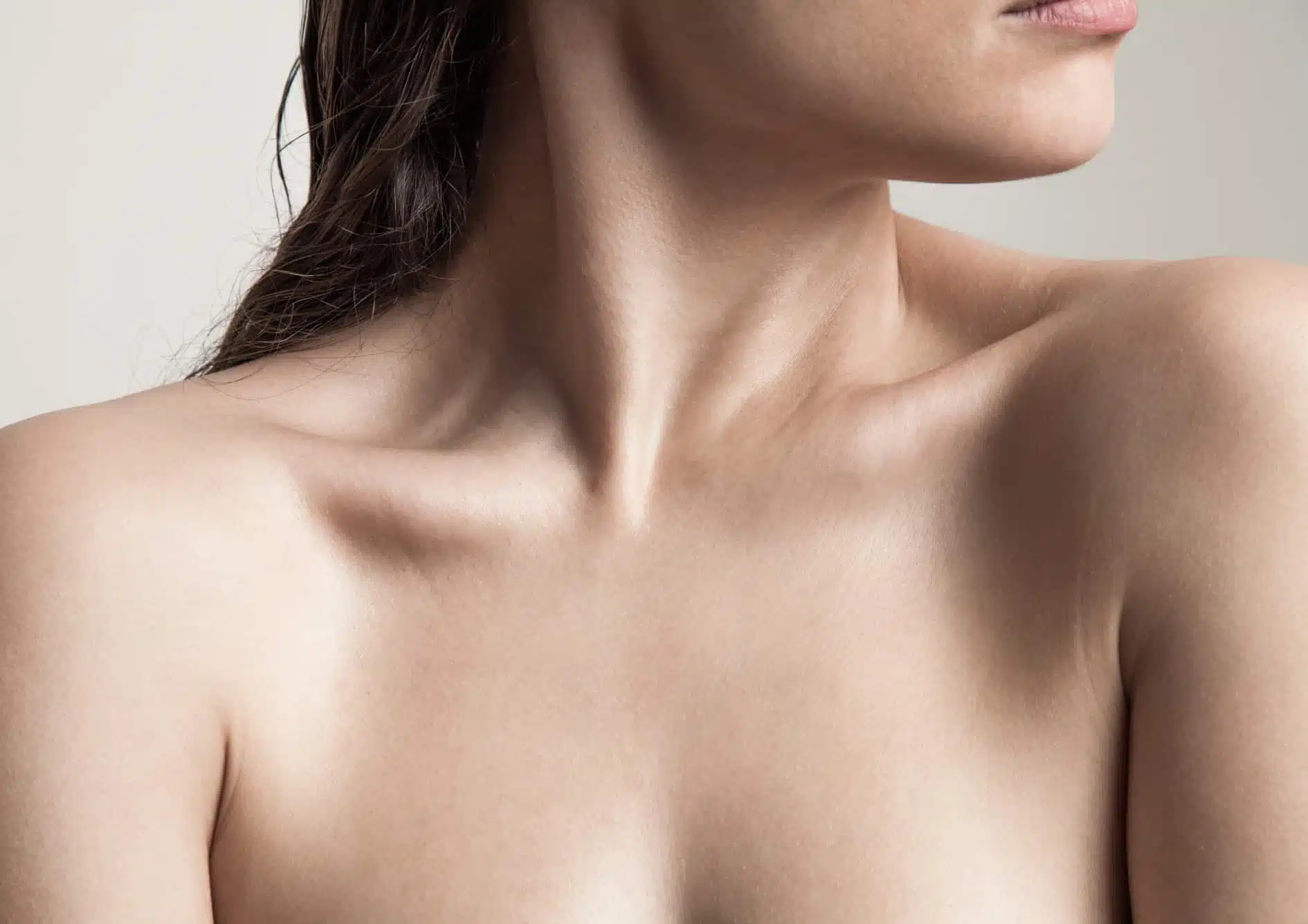 Acide hyaluronique du décolleté à Paris | injection acide hyaluronique décolleté | Centre esthétique Skinessence
